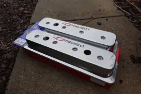 141-130 Chevrolet Performance Polished Aluminum Center Bolt Valve Covers