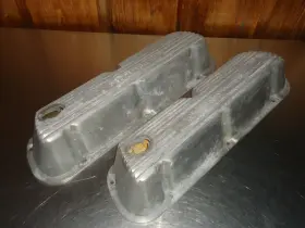Sbf8285 Ford Powered By Finned Aluminum Valve Covers 1982-1985 Mustang Gt 5.0l 302