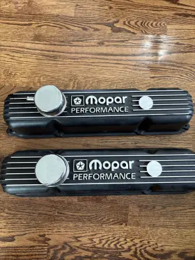 P5007617ab Mopar Nos 383 400 440 Big Block Black Aluminum Valve Covers With Breathers