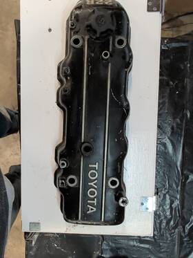 Toyota 11201-38030 Oem 22r Early Valve Cover 1981-1984 Round Top Fins Black Paint
