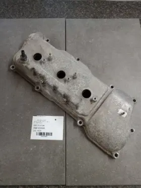 350.to1f04 Toyota Highlandr 2004 3.3 Liter Right Valve Cover 236897